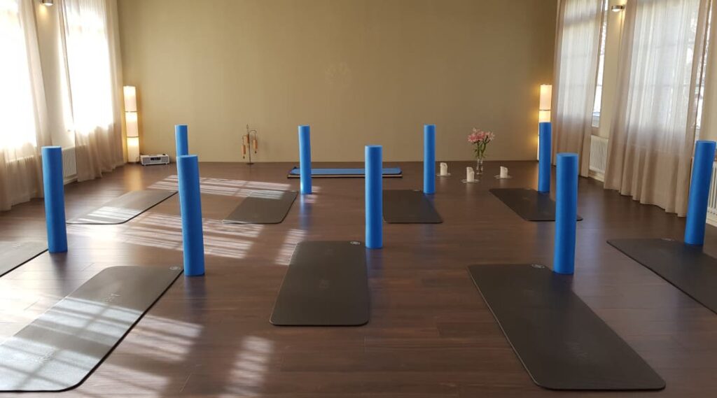 Pilates Kurse in Reinach Aargau – modernes Pilates Studio mit Matten und Rollen für Gruppenunterricht.