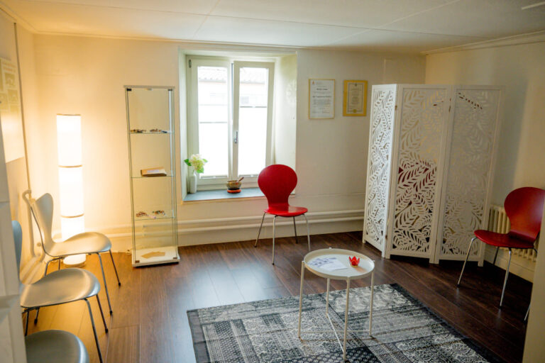 Wartebereich im Pilates Studio in Reinach mit modernen Sitzplätzen und gemütlicher Atmosphäre